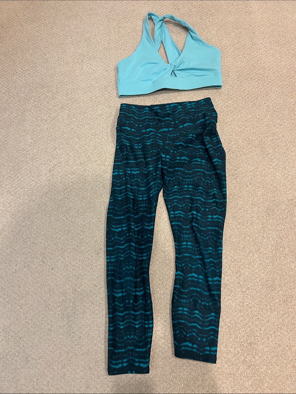 Fabletics Aqua Twist Sports Bra with Teal Patterned Leggings large top med bott